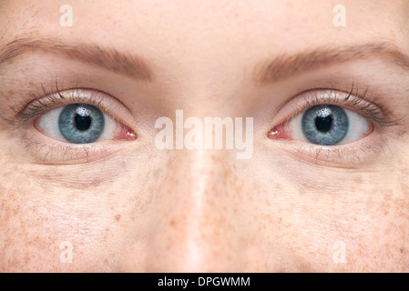 Giovane donna sorridente, close-up verticale Foto Stock