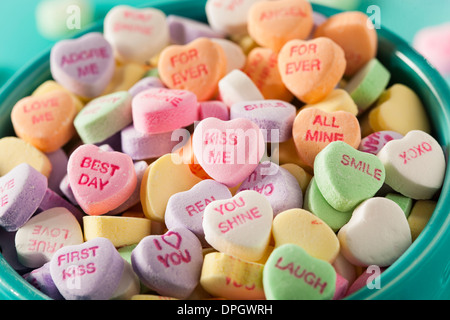 Caramelle colorate conversazione cuori per il giorno di San Valentino Foto Stock