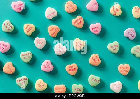 Caramelle colorate conversazione cuori per il giorno di San Valentino Foto Stock