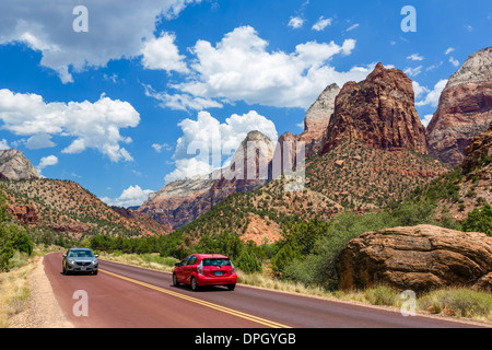 Vetture su New Scenic 5 posti auto nei pressi del Centro Visita del Parco Nazionale Zion, Utah, Stati Uniti d'America Foto Stock