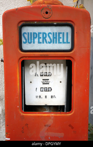 Vecchia pompa di benzina da vicino Foto Stock