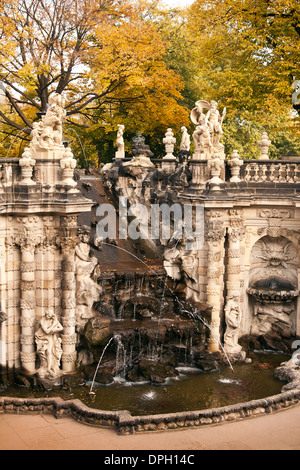 La fontana "bagno di ninfe' in Zwinger. Lo Zwinger è un palazzo di Dresda, in Germania orientale Foto Stock