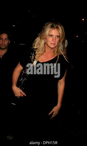 Ottobre 15, 2006 - New York New York, Stati Uniti - K55116RM.Rachel Hunter fuori e circa.nell'East Village, New York New York 10-15-2007. - 2007(Immagine di credito: © Rick Mackler/Globe foto/ZUMAPRESS.com) Foto Stock