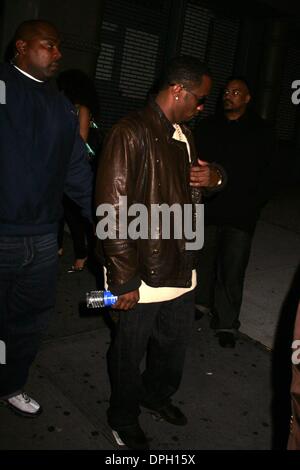 Ottobre 15, 2006 - New York New York, Stati Uniti - K55116RM.Sean Diddy Combs fuori e circa.nell'East Village, New York New York 10-15-2007. - 2007(Immagine di credito: © Rick Mackler/Globe foto/ZUMAPRESS.com) Foto Stock