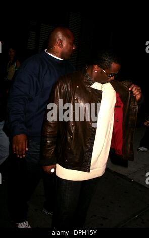 Ottobre 15, 2006 - New York New York, Stati Uniti - K55116RM.Sean Diddy Combs fuori e circa.nell'East Village, New York New York 10-15-2007. - 2007(Immagine di credito: © Rick Mackler/Globe foto/ZUMAPRESS.com) Foto Stock