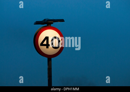 Segno per la limitazione di velocità a bordo strada per una quaranta miglia per il limite di ore in un paese corsia laterale in Scozia, Regno Unito, Gran Bretagna. Foto Stock