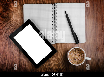 Compressa con una schermata vuota vicino a una penna e cup Foto Stock