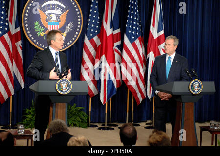 7 dicembre, 2006 - Washington, Distretto di Columbia, Stati Uniti - Ho11443CB.Il Presidente Bush accoglie con favore il primo ministro Tony Blair alla Casa Bianca per un altro meeing e conferenza stampa congiunta per discutere la situazione in Iraq. WASHINGTON D.C. 12-07-2006. - - 2006.Il presidente George Bush e Tony Blair(Immagine di credito: © Christy Bowe/Globe foto/ZUMAPRESS.com) Foto Stock