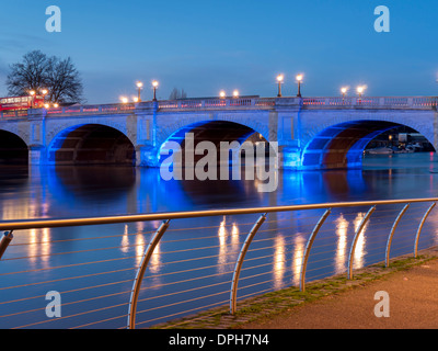 Europa, Regno Unito, Inghilterra, surrey, Kingston upon Thames, crepuscolo riverside bridge Foto Stock