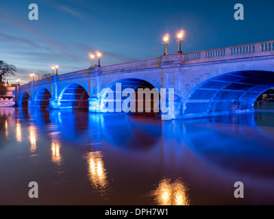 Europa, Regno Unito, Inghilterra, surrey, Kingston upon Thames, crepuscolo riverside bridge Foto Stock