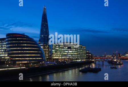 Più Londra Riverside con il Coccio e Municipio al crepuscolo, Londra Foto Stock