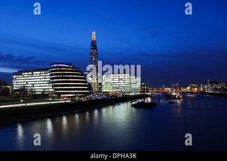 Più Londra Riverside con il Coccio e Municipio al crepuscolo, Londra Foto Stock