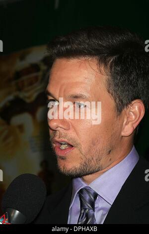 Agosto 23, 2006 - New York New York, Stati Uniti - K49442ML.''invincibile'' Premiere mondiale arrivi al Teatro Ziegfeld , New York New York 08-23-2006. - 2006..MARK WAHLBERG(Immagine di credito: © Mitchell Levy/Globe foto/ZUMAPRESS.com) Foto Stock
