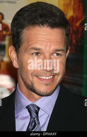 Agosto 23, 2006 - New York New York, Stati Uniti - K49442ML.''invincibile'' Premiere mondiale arrivi al Teatro Ziegfeld , New York New York 08-23-2006. - 2006..MARK WAHLBERG(Immagine di credito: © Mitchell Levy/Globe foto/ZUMAPRESS.com) Foto Stock