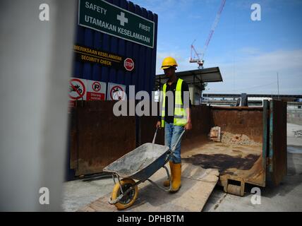 Kuala Lumpur, Malesia. Xiv gen, 2014. Un lavoratore edile lavori sotto il sole sfolgorante sole in un cantiere edile a Kuala Lumpur, Malesia, Martedì, 14 gennaio 2014. © Joshua Paul/NurPhoto/ZUMAPRESS.com/Alamy Live News Foto Stock