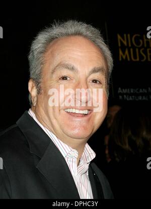 Dic. 17, 2006 - New York New York, Stati Uniti - K51165ML.LA PREMIERE MONDIALE DI NOTTE AL MUSEO al Museo Americano di Storia Naturale di New York New York su 12-17-2006. - LORNE MICHAELS(Immagine di credito: © Mitchell Levy/Globe foto/ZUMAPRESS.com) Foto Stock