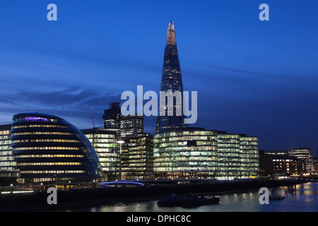 Più Londra Riverside con il Coccio e Municipio al crepuscolo, Londra Foto Stock