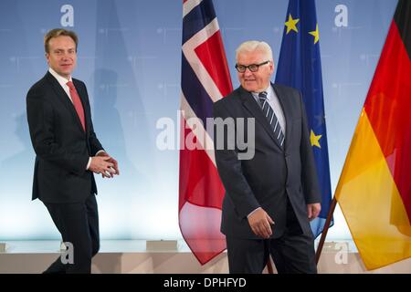 Berlino, Germania. Xiv gen, 2014. Il Ministro degli Esteri Frank-Walter Steinmeier incontra i suoi omologhi provenienti dalla Norvegia, BÌÄåürge Brende per una conversazione in ufficio estero. I colloqui saranno l'approfondimento dei rapporti energetici tra la Germania e la Norvegia e questioni di attualità internazionale. Si tratta del primo incontro tra i due ministri degli esteri. © Goncalo Silva/NurPhoto/ZUMAPRESS.com/Alamy Live News Foto Stock