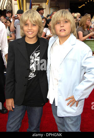 Giugno 24, 2006 - Hollywood, California, Stati Uniti - ANAHEIM CA, 24 giugno 2006 (SSI) - -.attori e fratelli, Cole Sprouse e Dylan Sprouse durante la premiere del nuovo film di Walt Disney Pictures di Pirati dei Caraibi: forziere fantasma, tenutasi a Disneyland, il 24 giugno 2006, ad Anaheim, in California. s.K48436MG. - Foto(Immagine di credito: © Michael Germana Globo/foto/ZUMAPRESS.c Foto Stock