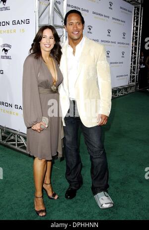 Sett. 6, 2006 - Hollywood, California, Stati Uniti - K49559MGE.Dwayne "The Rock" Johnson e sua moglie Dany Johnson durante la premiere del nuovo film da Columbia Pictures DI GRIDIRON GANG, tenutosi a Grauman's Chinese Theater, il 5 settembre 2006 a Los Angeles.(Immagine di credito: © Michael Germana Globo/foto/ZUMAPRESS.com) Foto Stock