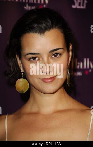 Sett. 7, 2006 - Hollywood, California, Stati Uniti - LOS ANGELES, CA 07 settembre 2006 (SSI) - -.attrice Cote de Pablo durante la festa per il lancio del nuovo programma della NBC, il MEGAN MULLALLY mostra che si è tenuta al Sunset Tower Hotel, il 7 settembre 2006 a Los Angeles. / Super Star Immagini(Immagine di credito: © Michael Germana Globo/foto/ZUMAPRESS.com) Foto Stock