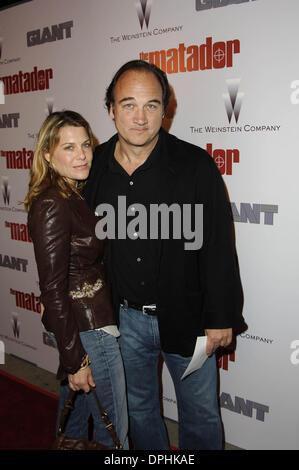 Dic. 11, 2005 - Hollywood, California, Stati Uniti - LOS ANGELES, CA 11 dicembre 2005 (SSI) - -.L'attore James Belushi e sua moglie Jennifer Sloan posa per fotografi, durante la premiere del nuovo film, il matador, tenutosi a Westwood Crest Theatre di Los Angeles. 12-11-2005. - 2005.K46232MG(Immagine di credito: © Michael Germana Globo/foto/ZUMAPRESS.com) Foto Stock