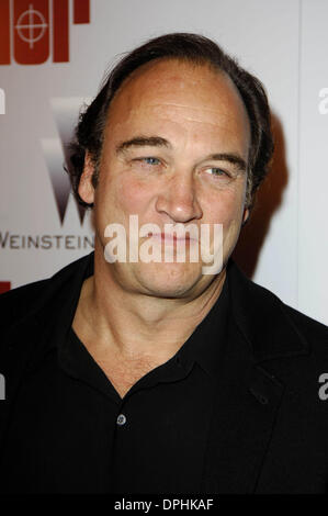 Dic. 11, 2005 - Hollywood, California, Stati Uniti - LOS ANGELES, CA 11 dicembre 2005 (SSI) - -.L'attore James Belushi pone per fotografi, durante la premiere del nuovo film, il matador, tenutosi a Westwood Crest Theatre di Los Angeles. 12-11-2005. - 2005.K46232MG(Immagine di credito: © Michael Germana Globo/foto/ZUMAPRESS.com) Foto Stock