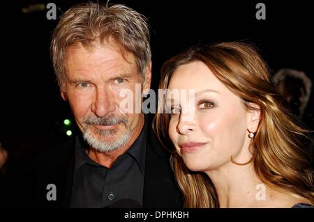 Febbraio 2, 2006 - Hollywood, California, Stati Uniti - K47085MG.attore Harrison Ford, che stars nella pellicola e attrice Calista Flockhart posa per fotografi, durante la premiere del nuovo film della Warner Bros Foto, FIREWALL, tenutosi a GraumanÃ•s Chinese Theatre, il 2 febbraio 2006 a Los Angeles. / 2006(Immagine di credito: © Michael Germana Globo/foto/ZUMAPRESS.com) Foto Stock