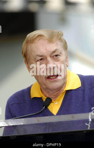 Ottobre 31, 2006 - Hollywood, California, Stati Uniti - Jerry Buss durante una cerimonia in onore di L.A. Lakers proprietario Jerry Buss con una stella sulla Hollywood Walk of Fame, il 30 ottobre 2006 a Los Angeles. - K50501MGE(Immagine di credito: © Michael Germana Globo/foto/ZUMAPRESS.com) Foto Stock