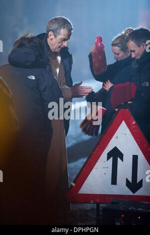 Cardiff, Galles, UK. Il 13 gennaio 2014. Peter Capaldi è macchiato sul set di medico che durante le riprese in un luogo pubblico (Mount Stuart Square, Cardiff Bay) per la prima volta nel suo nuovo ruolo come il dodicesimo medico. Egli è stato visto in sella ad un cavallo stunt tirata sul retro di un furgone, mentre una controfigura eseguita su un vero e proprio cavallo. Credito: Polly Thomas / Alamy Live News Foto Stock