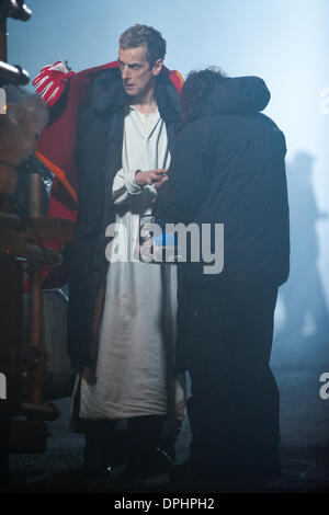 Cardiff, Galles, UK. Il 13 gennaio 2014. Peter Capaldi è macchiato sul set di medico che durante le riprese in un luogo pubblico (Mount Stuart Square, Cardiff Bay) per la prima volta nel suo nuovo ruolo come il dodicesimo medico. Egli è stato visto in sella ad un cavallo stunt tirata sul retro di un furgone, mentre una controfigura eseguita su un vero e proprio cavallo. Credito: Polly Thomas / Alamy Live News Foto Stock