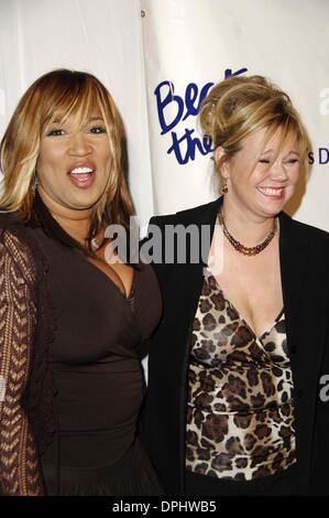 Ottobre 13, 2006 - Hollywood, California, Stati Uniti - Kym Whitley e Caroline Rhea durante il fondo della difesa dei bambini's 16th Annual battere le probabilità Awards tenutosi presso l'Hotel Beverly Hills, il 12 ottobre 2006, a Beverly Hills, in California,.. - 2006.K50217MGE(Immagine di credito: © Michael Germana Globo/foto/ZUMAPRESS.com) Foto Stock