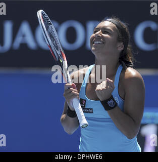 Melbourne, Victoria, Australia. Xi gen, 2014. HEATHER WATSON (GBR) in azione durante la sua vittoria su Irina Falconi (USA) nel loro Womens Singoli Terzo turno di qualificazione corrispondono oggi - Heather Watson (GBR) def Irina Falconi (USA) 6-4 7-6 (7-1) © Andrew patrono/ZUMAPRESS.com/Alamy Live News Foto Stock