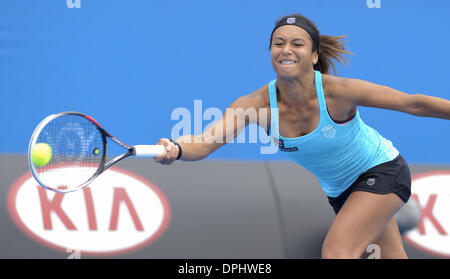 Melbourne, Victoria, Australia. Xi gen, 2014. HEATHER WATSON (GBR) in azione durante la sua vittoria su Irina Falconi (USA) nel loro Womens Singoli Terzo turno di qualificazione corrispondono oggi - Heather Watson (GBR) def Irina Falconi (USA) 6-4 7-6 (7-1) © Andrew patrono/ZUMAPRESS.com/Alamy Live News Foto Stock