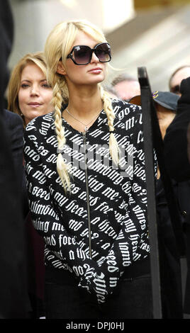 Ottobre 31, 2006 - Hollywood, California, Stati Uniti - Paris Hilton durante una cerimonia in onore di L.A. Lakers proprietario Jerry Buss con una stella sulla Hollywood Walk of Fame, il 30 ottobre 2006 a Los Angeles. - K50501MGE(Immagine di credito: © Michael Germana Globo/foto/ZUMAPRESS.com) Foto Stock