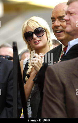 Ottobre 31, 2006 - Hollywood, California, Stati Uniti - Paris Hilton durante una cerimonia in onore di L.A. Lakers proprietario Jerry Buss con una stella sulla Hollywood Walk of Fame, il 30 ottobre 2006 a Los Angeles. - K50501MGE(Immagine di credito: © Michael Germana Globo/foto/ZUMAPRESS.com) Foto Stock