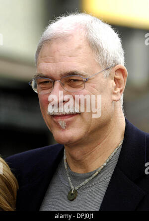 Ottobre 31, 2006 - Hollywood, California, Stati Uniti - Phil Jackson durante una cerimonia in onore di L.A. Lakers proprietario Jerry Buss con una stella sulla Hollywood Walk of Fame, il 30 ottobre 2006 a Los Angeles. - K50501MGE(Immagine di credito: © Michael Germana Globo/foto/ZUMAPRESS.com) Foto Stock