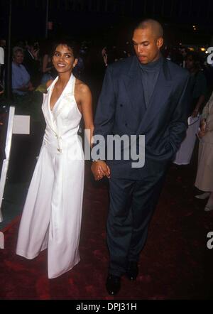 Luglio 25, 2006 - Halle Berry con David giustizia 05-23-1994.''FLINTSTONES'' PREMIERE AL ZIEGFELD THEATRE DI NEW YORK CITY .L8417AR. ANDREA REANULT-(Immagine di credito: © Globo foto/ZUMAPRESS.com) Foto Stock