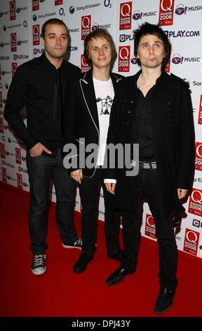 Ottobre 30, 2006 - Grosvenor House Hotel Londra - CHRIS WOLSTENHOLME E DOMINIC HOWARD & MATTHEW BELLAMY.MUSE.Q AWARDS.Grosvenor House Hotel, London.30 Ottobre 2006.DIE19441.K50644.Credit (Credito Immagine: © Globo foto/ZUMAPRESS.com) Foto Stock