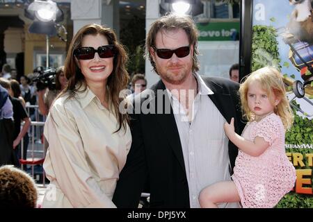 Agosto 8, 2006 - Westwood, LOS ANGELES, Stati Uniti d'America - BROOKE SHIELDS, CHRIS HENCY & ROWAN.attrice, marito & DUAGHTER.oltre la siepe. PREMIERE.Westwood, LOS ANGELES, Stati Uniti d'America.04-30-2006.LAR69685.K49255.(Immagine di credito: © Globo foto/ZUMAPRESS.com) Foto Stock