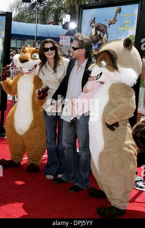 Agosto 8, 2006 - Westwood, LOS ANGELES, Stati Uniti d'America - HAMMY, BROOKE SHIELDS, CHRIS HENCY, ROWAN & RJ.attrice, marito & DUAGHTER.oltre la siepe. PREMIERE.Westwood, LOS ANGELES, Stati Uniti d'America.04-30-2006.LAR69683.K49255.(Immagine di credito: © Globo foto/ZUMAPRESS.com) Foto Stock