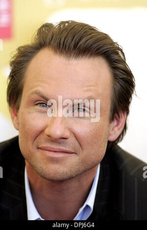 Ottobre 10, 2006 - 63a Mostra del Cinema di Venezia, Venezia, Italia - Christian Slater.attore.BOBBY, PHOTOCALL.63RD FESTIVAL DEL CINEMA DI VENEZIA, VENEZIA, Italia.05-Set-06.LAS73331.Credit: - K50574(Immagine di credito: © Globo foto/ZUMAPRESS.com) Foto Stock