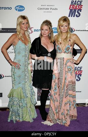 Sett. 15, 2006 - Century City, LOS ANGELES, Stati Uniti d'America - Nicky Hilton, KATHY HILTON & PARIS HILTON.LA MADRE E LE FIGLIE.13esima gara PER CANCELLARE MS GALA.secolo Century City, LOS ANGELES, Stati Uniti d'America.05-12-2006.LAR70859.K49928.(Immagine di credito: © Globo foto/ZUMAPRESS.com) Foto Stock