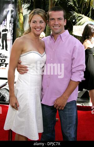 Sett. 15, 2006 - Universal Studios di Los Angeles, Stati Uniti d'America - LUCAS BLACK & GUEST.attore.The Fast And The Furious - Tokyo Drift.StudiosWALK universale, Universal Studios di Los Angeles, Stati Uniti d'America.06-04-2006.LAR71586.K49928.(Immagine di credito: © Globo foto/ZUMAPRESS.com) Foto Stock