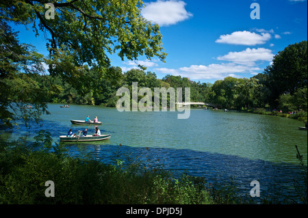 Fila di barche sul lago. Mattina di sole nel parco centrale durante la caduta. Foto Stock