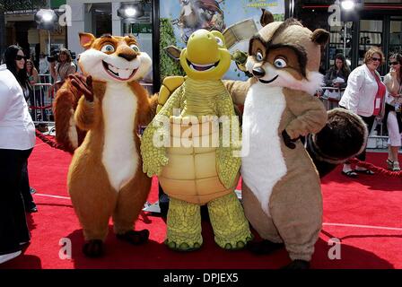 Agosto 8, 2006 - Westwood, LOS ANGELES, Stati Uniti d'America - HAMMY lo scoiattolo, VERNE LA TARTARUGA & RJ Il procione.I personaggi dei cartoni animati.oltre la siepe. PREMIERE.Westwood, LOS ANGELES, Stati Uniti d'America.04-30-2006.LAR69622.K49255.(Immagine di credito: © Globo foto/ZUMAPRESS.com) Foto Stock