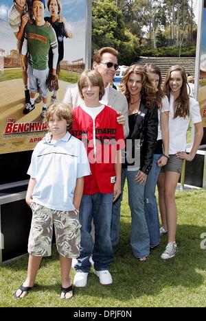 Agosto 8, 2006 - Westwood, LOS ANGELES, Stati Uniti d'America - CHRIS, Patrick, Arnold Schwarzenegger, MARIA SHRIVER & KATHERINE CHRISTINA.attore, mia moglie e i bambini.BENCHWARMERS, game.UCLA, Westwood, LOS ANGELES, Stati Uniti d'America.04-02-2006.LAR69119.K49255.(Immagine di credito: © Globo foto/ZUMAPRESS.com) Foto Stock