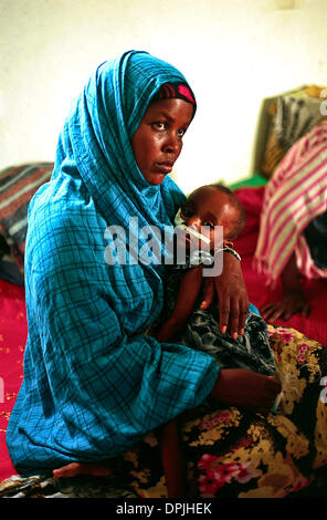 Giugno 01, 2006 - Galkayo, Somalia - somalo Donna con bambino. Galcayo ospedale. (Credito Immagine: © Theodore Liasi/zumapress.com) Foto Stock