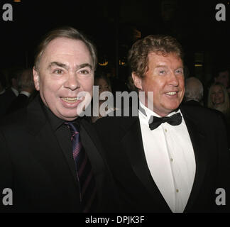 11 gennaio 2006 - 09 Gennaio 2006 - New York, NY - Andrew Lloyd Webber e Michael Crawford assiste celebrazione dell ''Il Fantasma dell'Opera'' uno spettacolo di Broadway di 7,486th prestazioni, Fantoccio di marcatura come diventare più lunga e show di Broadway storia presso il Teatro Majestic. ***Immagine Digitale credito***: Anthony G. Moore/ K46371AGM(Immagine di credito: © Globo foto/ZUMAPRESS.com) Foto Stock