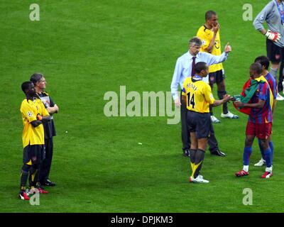 17 maggio 2006 - Stade de France, Parigi, Francia - Arsène Wenger, THIERRY HENRY & SAMUEL ETOO.DOPO CHE IL GIOCO.2006 CHAMPIONS LEAGUE-BARCELONA VS. ARSENAL .Parigi Francia 05-17-2006. MICHAEL MAYHEW- - 2006.K47922.(Immagine di credito: © Globo foto/ZUMAPRESS.com) Foto Stock